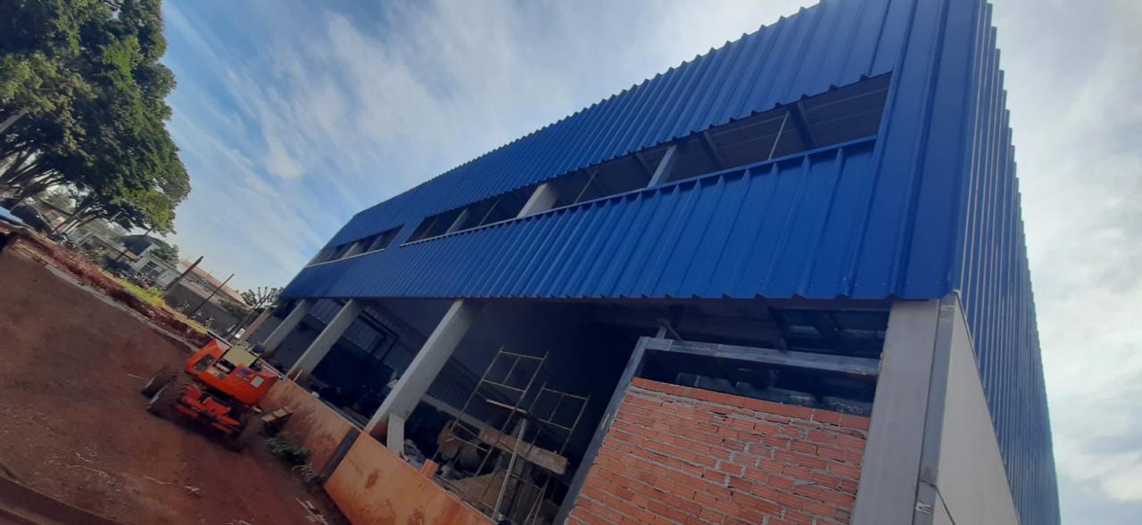 Estrutura industrial com calhas e rufos